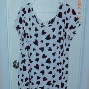 Torrid Sz 1 White Hi-Lo w/ black & pink hearts